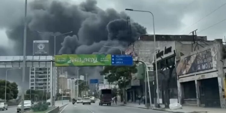 Impresionante incendio en Dock Sud: rescataron a trabajadores de dos fábricas