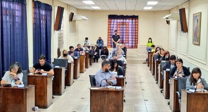 Convenios, homenaje a Evita y pedidos de arreglos de calle, ejes en la sesión de Lanús