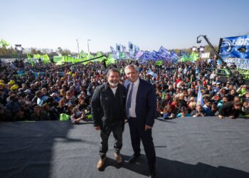 Fernández visitó Echeverría y remarcó que «la verdadera discusión es con quienes quieren quitar derechos»