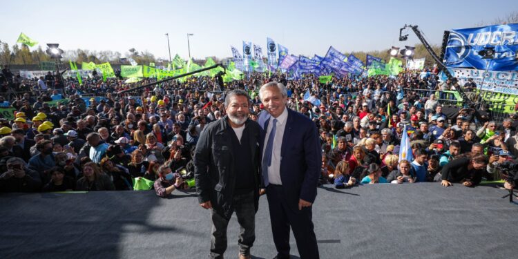 Fernández visitó Echeverría y remarcó que «la verdadera discusión es con quienes quieren quitar derechos»