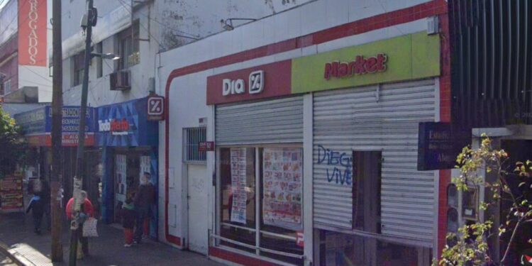 LANÚS: TRES DETENIDOS POR ROBAR UN CHAMPÚ, UNA CREMA DE ENJUAGUE Y UNA CERVEZA