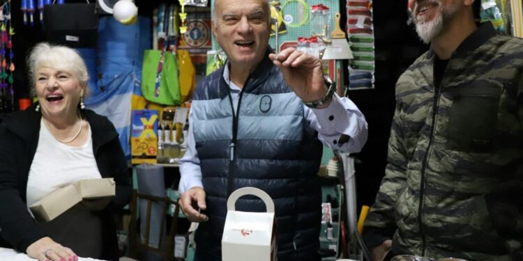 Grindetti distinguió a la ferretería “Norma” por sus 70 años en Lanús