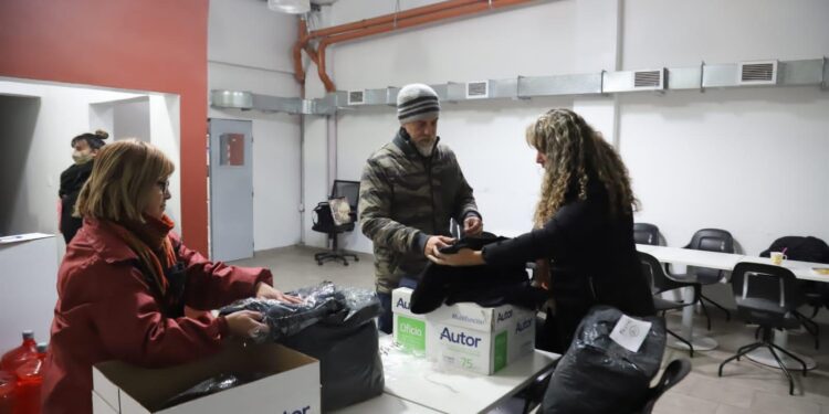 EN EL DÍA MÁS FRÍO DEL AÑO, DIEGO KRAVETZ SUPERVISÓ EL ARMADO DEL OPERATIVO “SOLIDARIO” PARA PERSONAS EN SITUACIÓN DE CALLE