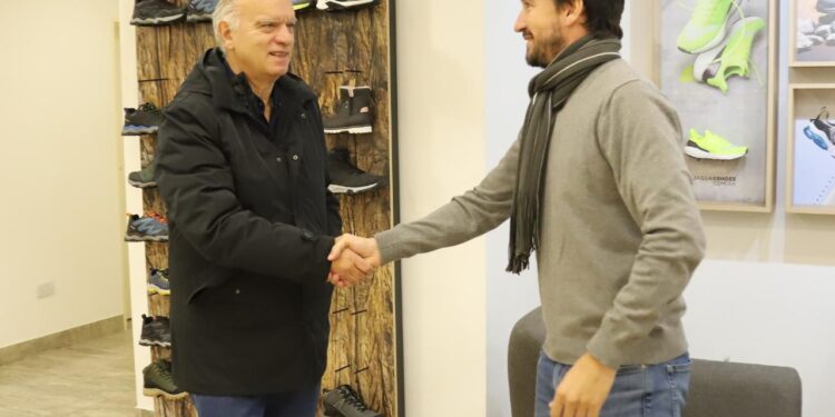 EN VALENTÍN ALSINA, GRINDETTI VISITÓ LA EMPRESA JAGUAR