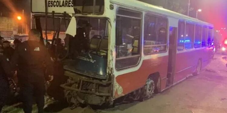Insólito: ya está libre el delincuente que fue perseguido por la policía, se tiroteó y chocó más de 20 vehículos