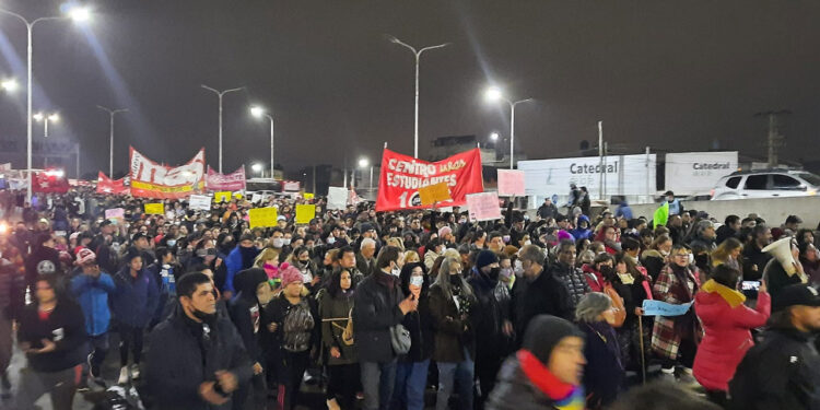 TRAS LA REPRESIÓN POLICIAL, LOS DOCENTES VOLVIERON A PROTESTAR EN PUENTE LA NORIA
