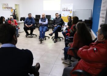 RINDETTI MERENDÓ CON ALUMNOS Y EGRESADOS MAYORES DE 50 AÑOS DEL CURSO DE PROGRAMACIÓN DIGITAL