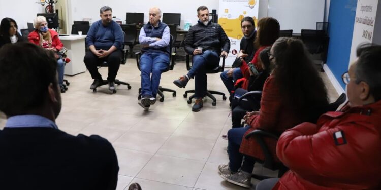 RINDETTI MERENDÓ CON ALUMNOS Y EGRESADOS MAYORES DE 50 AÑOS DEL CURSO DE PROGRAMACIÓN DIGITAL