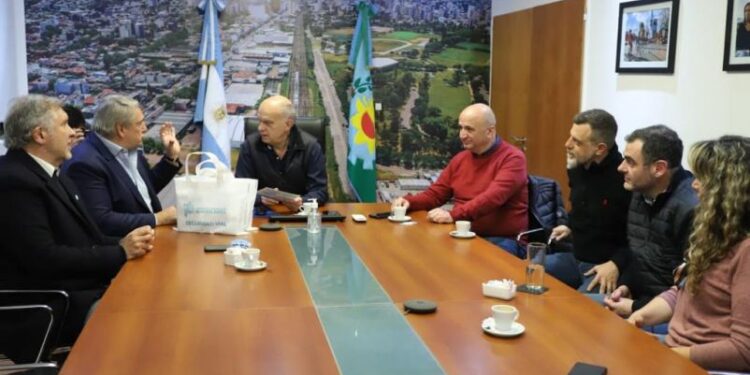 Lanús: El ministro D’Onofrio y el intendente Grindetti entregaron más de 1500 pases libres multimodales