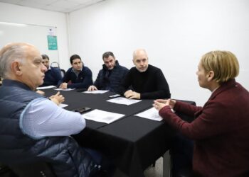 La agenda de los funcionarios en Lanús oeste se completó con una visita a los cursos de gastronomía que realiza el municipio a través del portal de empleo local y una reunión con vecinos en el club Quintana.