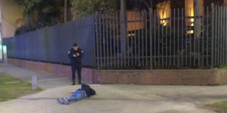 Ezpeleta: acribillan a un joven de 15 balazos a un joven cuando salía de un hotel alojamiento con una chica