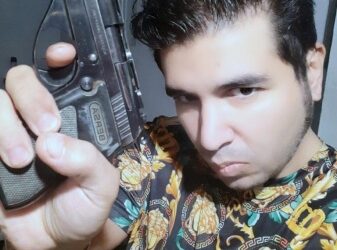 EXTRAJERON FOTOS DEL HOMBRE QUE ATACÓ A LA VICEPRESIDENTA POSANDO CON EL ARMA