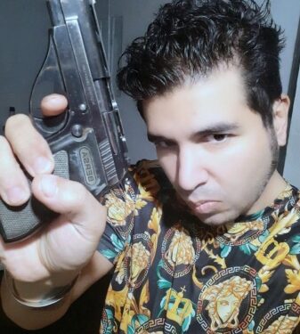 EXTRAJERON FOTOS DEL HOMBRE QUE ATACÓ A LA VICEPRESIDENTA POSANDO CON EL ARMA