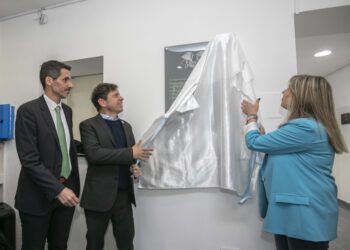 Kicillof participó del descubrimiento de una placa en homenaje a las Abuelas de Plaza de Mayo en la sede del Registro de las Personas