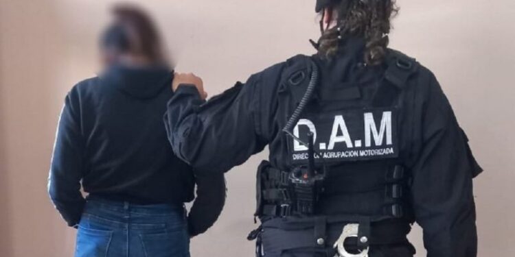 Asesinan a un anciano a puñaladas en Berazategui y por el crimen detienen a su pareja