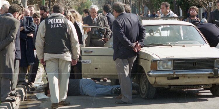 Masacre de Wilde: Testigo aseguró que los policías “le quisieron poner un arma” a una de las víctimas