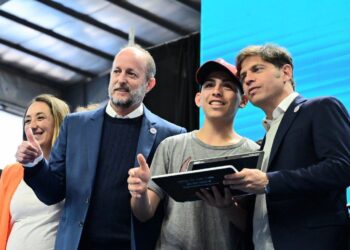 Lomas de Zamora: Insaurralde, Kicillof y Perczyk entregaron netbooks de Conectar Igualdad