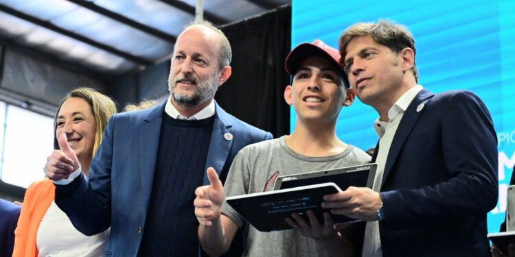Lomas de Zamora: Insaurralde, Kicillof y Perczyk entregaron netbooks de Conectar Igualdad
