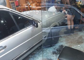 Lanús: Un auto perdió el control y se incrustó en la pizzería Las Palmas