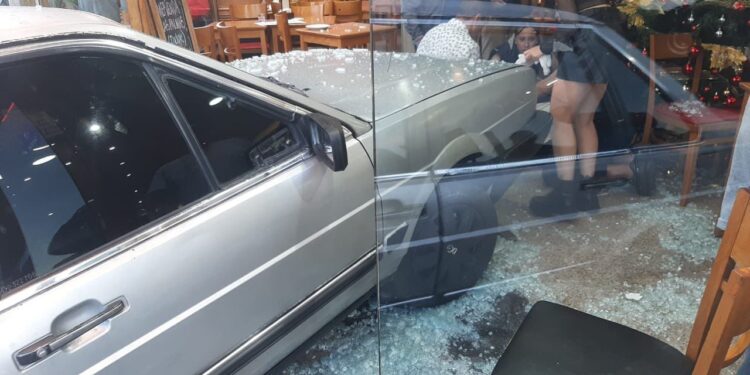Lanús: Un auto perdió el control y se incrustó en la pizzería Las Palmas