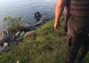 SE TIRÓ AL RIACHUELO PARA ESCAPAR DE LA POLICÍA