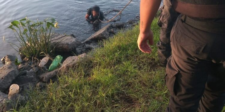 SE TIRÓ AL RIACHUELO PARA ESCAPAR DE LA POLICÍA