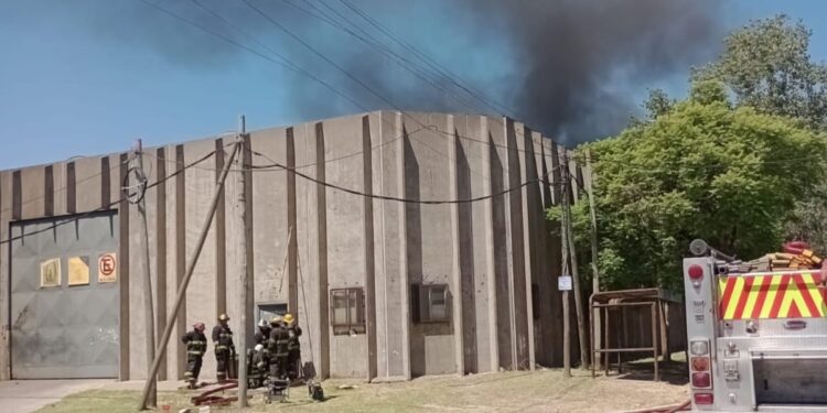 Incendio en una fábrica de Lanús