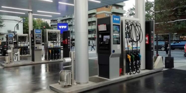 YPF aclaró que las estaciones continuarán aceptando el pago con tarjeta de crédito