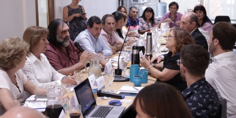 Provincia propuso a gremios docentes un incremento paritario de 40% a julio, con reapertura en agosto