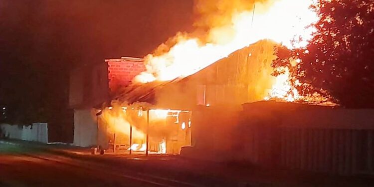Provocaron un incendio y destruyeron la estación de Fiorito, dos casas y un centro cultural