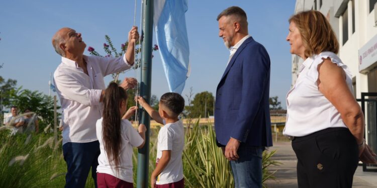 GRINDETTI Y KRAVETZ DIERON INICIO AL CICLO LECTIVO 2023 DE LA ESCUELA BILINGÜE MUNICIPAL