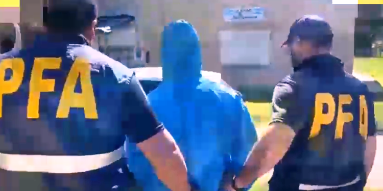 Con allanamientos en Lanús, desbarataron una banda que estafó a una empresa británica de criptomonedas