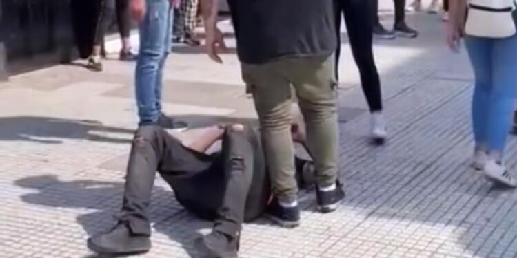 Manoseó a una adolescente en el centro de Lomas y terminó detenido