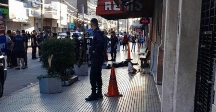 ¿Cuál fue la confusión que terminó con el crimen de un vendedor ambulante en Banfield?