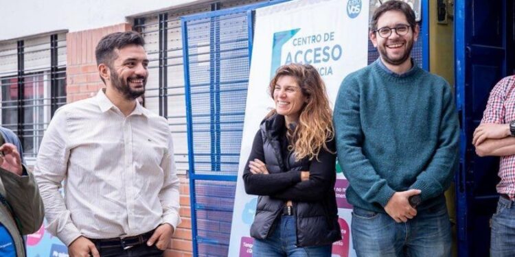 Agustín Balladares junto a vecinas y vecinos en diferentes encuentros realizados en el distrito