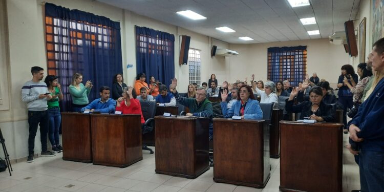 En medio de una desordenada sesión, el oficialismo aprobó la licencia de Grindetti