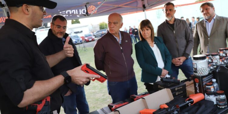 GRINDETTI PROMETE EXTENDER EL USO DE ARMAS «NO LETALES» A TODAS LAS FUERZAS DE SEGURIDAD DEL CONURBANO