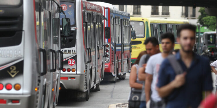 Colectivos: Desde esta noche suspenden servicios nocturnos en el AMBA y el miércoles hay paro de 3 horas