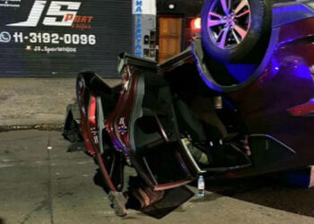 IMPRESIONANTE VUELCO EN LANÚS: EL CONDUCTOR QUEDÓ ATRAPADO