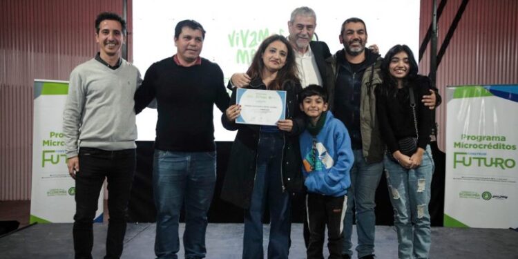 Ferraresi entregó créditos y herramientas a emprendedores de Avellaneda