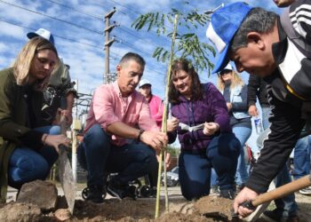 Galdurralde pidió cuidar el medio ambiente tras plantar árboles en la ribera del Riachuelo en Lanús