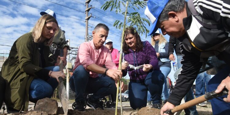 Galdurralde pidió cuidar el medio ambiente tras plantar árboles en la ribera del Riachuelo en Lanús