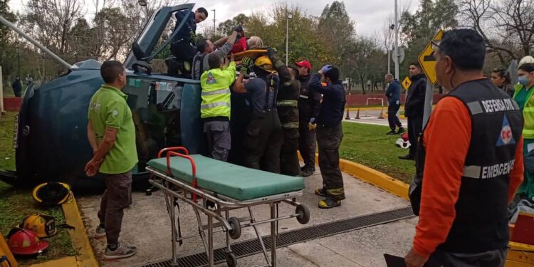 Lanús: Fue a dar el examen de manejo y termino volcando con su auto