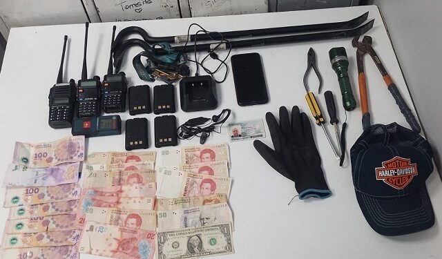 Avellaneda: Atrapan a un delincuente con inhibidores de señales y un auto robado