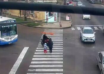 Chingolo: un motochorro huía de la Policía y casi atropella a una mujer con su hijo