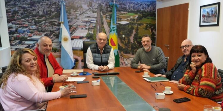 GRINDETTI Y KRAVETZ FIRMARON UN 26% DE AUMENTO PARA LOS MUNICIPALES DE LANÚS