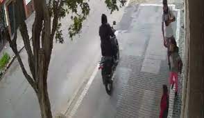 Motochorro robó una moto y casi atropella a unos nenes en Villa Diamante