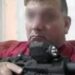 Ex policía denunciado por violencia de género se muestra con armas y amenaza a la víctima