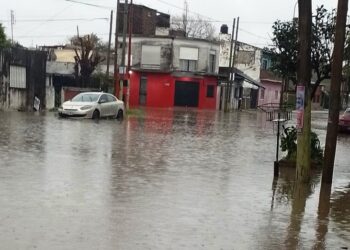 Las tormentas provocaron el anegamiento de calles en el Conurbano Sur