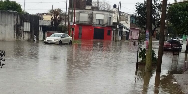 Las tormentas provocaron el anegamiento de calles en el Conurbano Sur